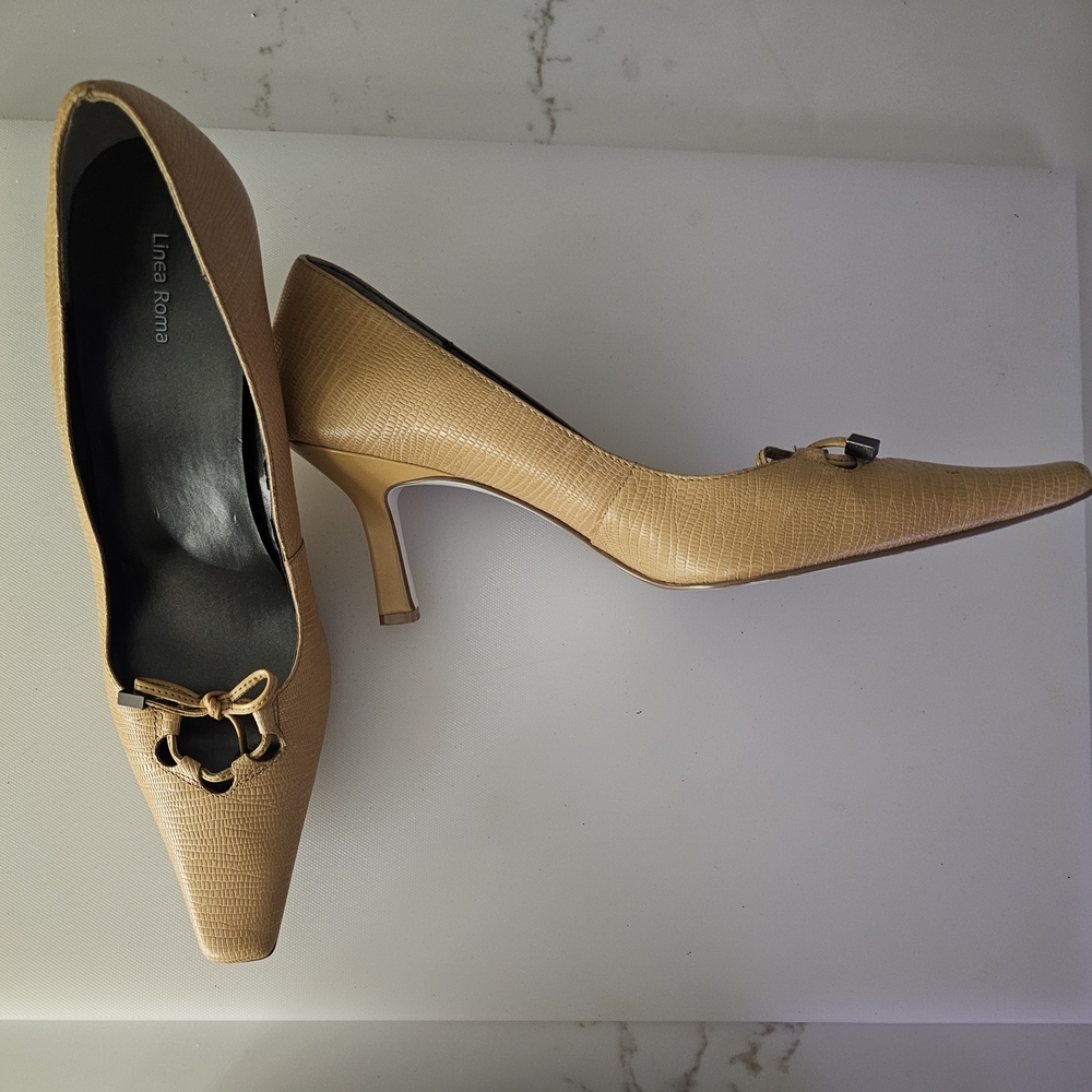 Linea Roma Women's Tan Heels with Bow Accent - Picture 2 of 2